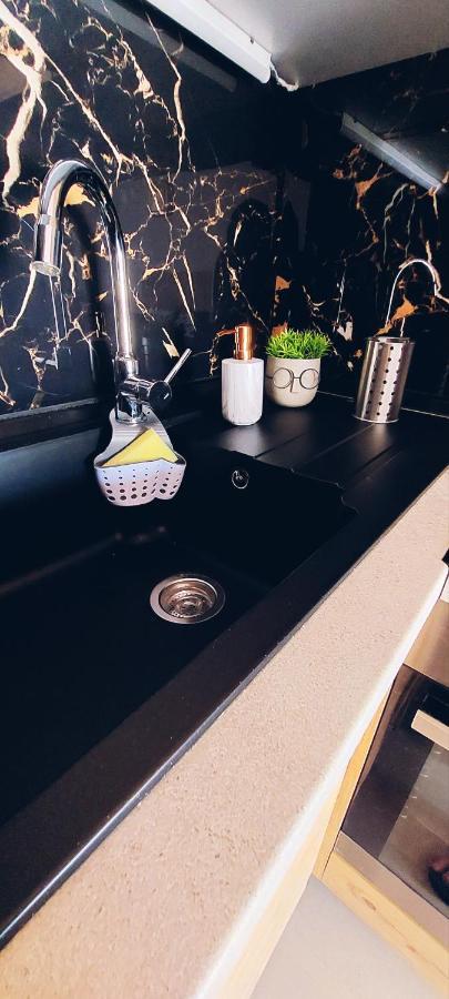 Black Flox Apartment Драма Екстериор снимка